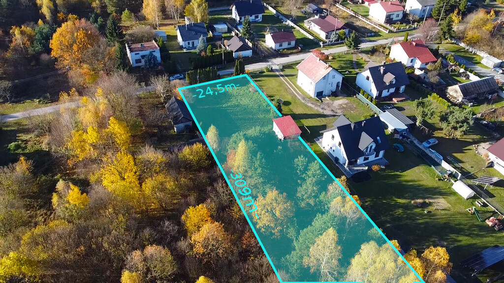 Interesująca Duża Działka, łąka, Drzewa I Rzeczka.